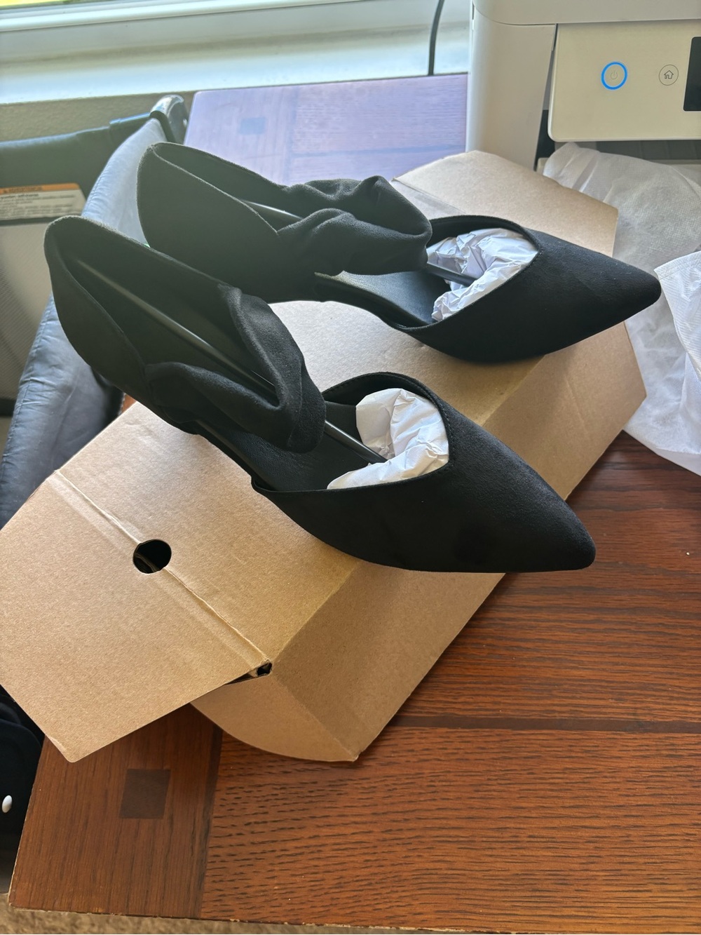 Women’s black suede pointed toe kitten heel dress shoes size 9.5